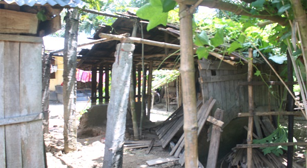 তালায় অসহায় দিন মজুরের বাড়ীঘর ভাংচুরের অভিযোগ