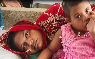 তালায় স্ত্রীর উপর অমানুষিক নির্যাতন, চার বছরের প্রতিবন্ধী মেয়েকে নিয়ে পথে পথে ঘুরছে সুফিয়া