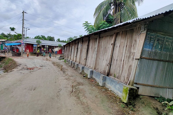 তালার খানপুরে অবৈধ দোকান উচ্ছেদ দাবিতে ইউএনও’র কাছে এলাকাবাসীর লিখিত অভিযোগ