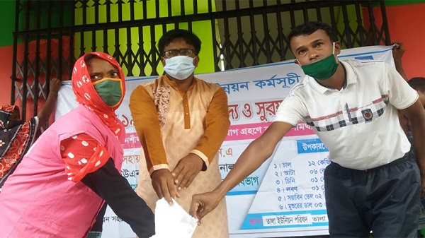 তালায় ৭৩ স্বপ্ন কর্মীর মাঝে খাদ্য ও সুরক্ষা সামগ্রী বিতরণ