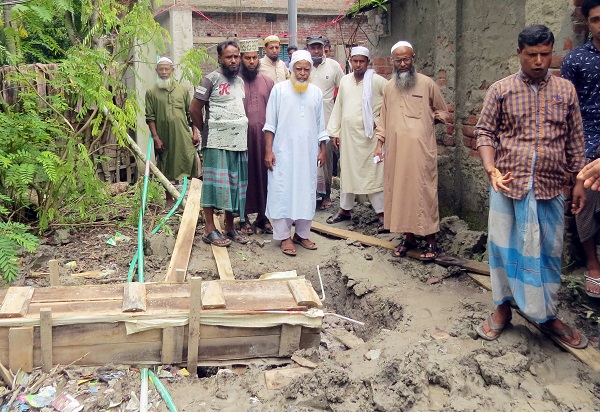 বাগেরহাটে মাদ্রাসার নির্মাণ কাজে বাঁধা,পিলার ভেঙ্গে ফেলার অভিযোগ