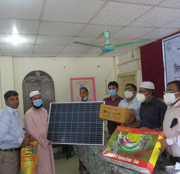 মোরেলগঞ্জে পল্লী দারিদ্র বিমোচনের উদ্যোগে বিনামূল্যে সোলার হোম সিষ্টেম বিতরণ