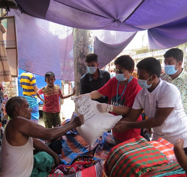 মোরেলগঞ্জে ক্ষুদ্র ব্যাবসায়ীদের মাঝে খাদ্যসহায়তা দিলেন মেয়র