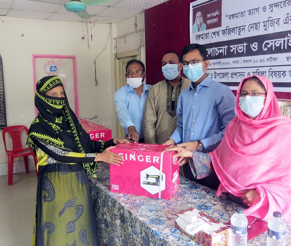 মোরেলগঞ্জে বঙ্গমাতার জন্মদিবসে ৬ প্রশিক্ষার্থীকে সেলাই মেশিন বিতরণ