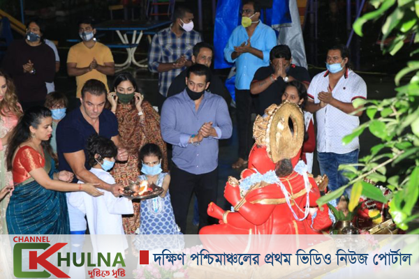 ঝমকালো আয়োজনে গণেশ পূজা শেষে সালমানের মিষ্টি বিতরণ