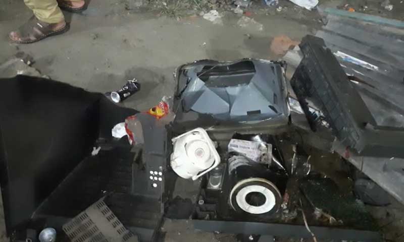 মাদারীপুরে তুচ্ছ ঘটনায় সংঘর্ষ, অর্ধশত ঘর-দোকান ভাংচুর