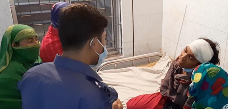মোংলায় সন্ত্রাসী হামলায় আহত গৃহবধূর অবস্থা আশংঙ্কাজনক