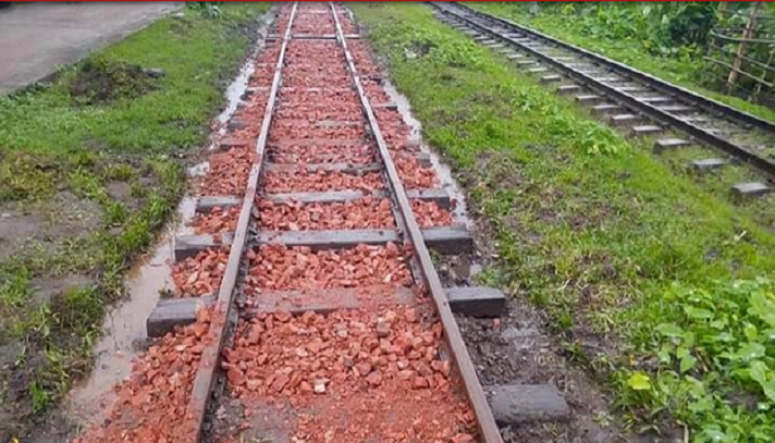 রেললাইনে পাথরের পরিবর্তে ইটের সুড়কি!
