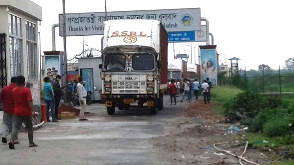 বেনাপোল স্থলবন্দরে পণ্যজট ভারত-বাংলাদেশ আমাদনী-রফতানী বানিজ্য স্থবির