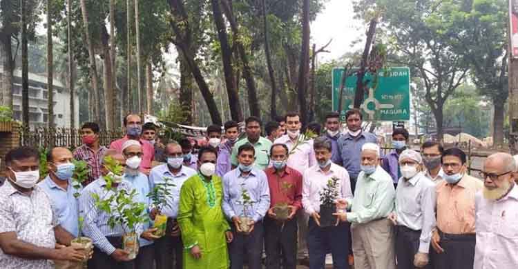 যশোর বোর্ডের ফুলবাগিচায় বিসিএস সাধারণ শিক্ষা সমিতির চারা রোপন