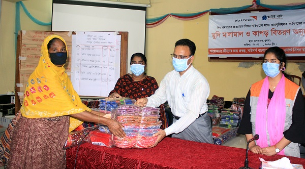 শিশুশ্রম থেকে ফিরে আসা শিশুপরিবারের মধ্যে ব্যবসাসামগ্রী বিতরণ