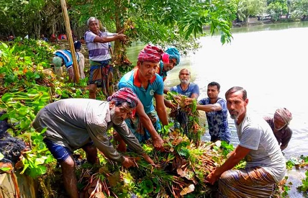 রামপালে ঝলমলিয়া দীঘির সুপেয় পানি  নিরাপদ রাখতে কুচুড়ীপানা পরিষ্কার