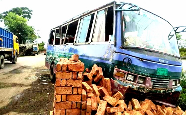 রামপালে বাঁশ বোঝাই ট্রাকের ধাক্কায় বাস খাদে, আহত ৪