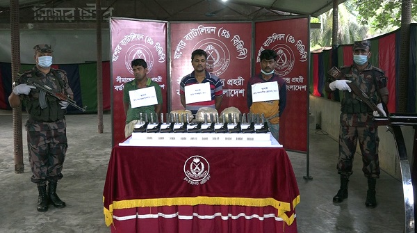 বেনাপোল সীমান্তে বিপুল পরিমান অস্ত্র-গুলি, ম্যাগাজিন ও গাঁজাসহ আটক ৩