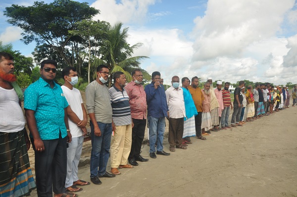 রেললাইন নির্মাণের কারণে বন্ধ রাস্তা খোলার দাবিতে এলাকাবাসীর মানববন্ধন
