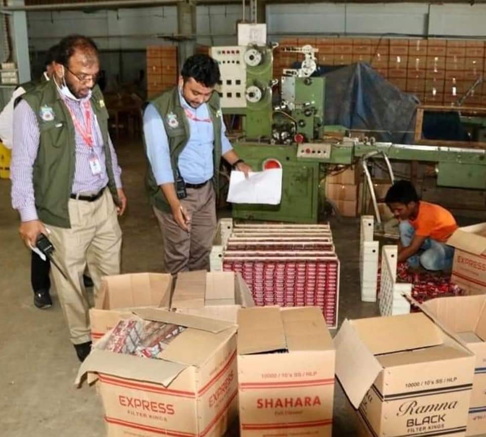 চট্টগ্রামে সিগারেট ফ্যাক্টরিতে অভিযান, ২৪ লাখ টাকার অবৈধ ব্যান্ডরোল উদ্ধার, মামলা দায়ের