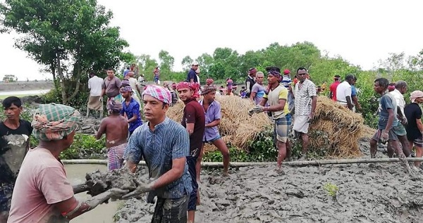 পাইকগাছার দেলুটি ঝুঁকিপূর্ণ বেড়িবাঁধ ভেঙ্গে আবারো প্লাবিত : স্বেচ্ছাশ্রমে মেরামত সম্পন্ন