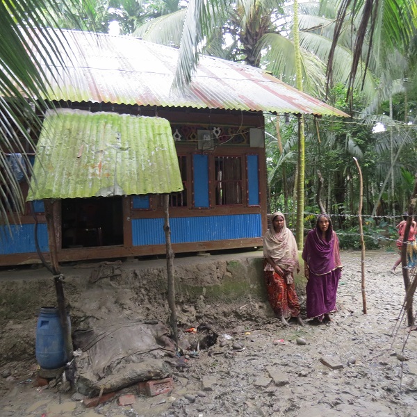 মোড়েলগঞ্জে বৃদ্ধার বসতবাড়ি  দখলের অভিযোগ, প্রশাসনের হস্তক্ষেপ কামনা