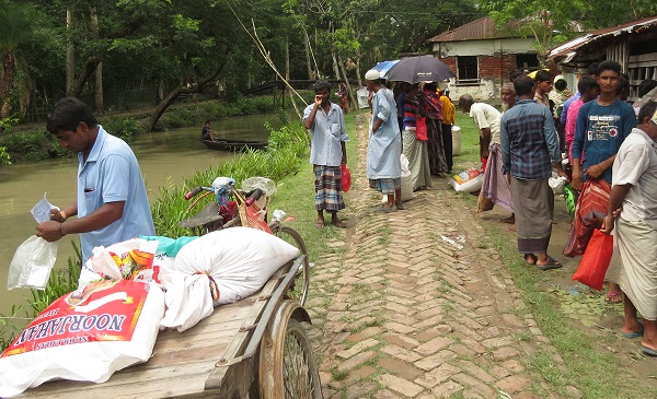 গরীবের মুখে হাঁসি ফুটাতেই প্রধানমন্ত্রী শেখ হাসিনা