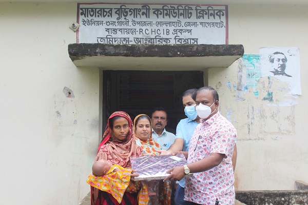 মোল্লাহাটে কমিউনিটি ক্লিনিকে স্বাভাবিক প্রক্রিয়ায় সন্তান জন্ম দেওয়ায় দুই প্রসূতি মা কে উপহার প্রদান