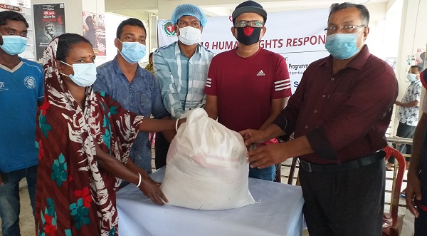 কয়রায় আদিবাসি মুন্ডা ও মাহাতো জনগোষ্ঠির মাঝে ত্রাণসামগ্রী বিতরণ