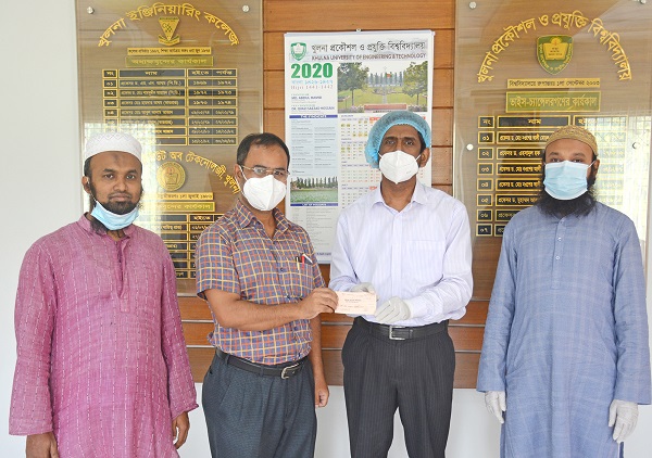 ’৯১ ব্যাচের শিক্ষার্থীদের পক্ষ থেকে কুয়েট শিক্ষার্থীদের জন্য সাহায্যের চেক হস্তান্তর