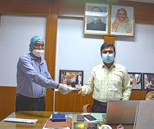 কুয়েটের পক্ষ থেকে প্রধানমন্ত্রীর ত্রাণ ও কণ্যাণ তহবিলে অর্থ প্রদান