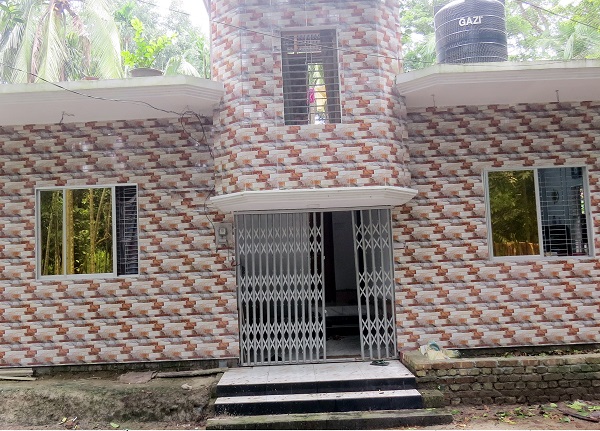 মোরেলগঞ্জে শিক্ষক পরিবারে স্প্রে দিয়ে স্বর্নলকার নিয়েছে দুর্বৃত্তরা