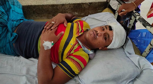 তালায় জমিজমা সংক্রান্ত পূর্ব শত্রুতার জের ধরে একজনকে কুপিয়ে জখম