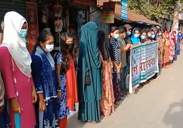 পিরোজপুরের নাজিরপুরে দুই শিক্ষার্থীকে আটকে মারধর করার প্রতিবাদে শিক্ষার্থীদের মানববন্ধন