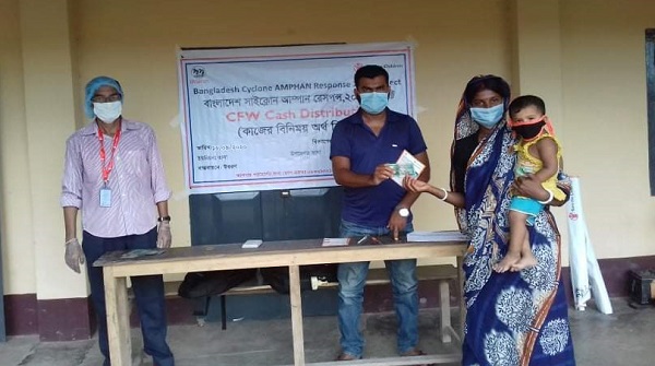 তালায় আম্পানে ক্ষতিগ্রস্ত ৫৮ পরিবারকে কাজের বিনিময়ে অর্থ প্রদান