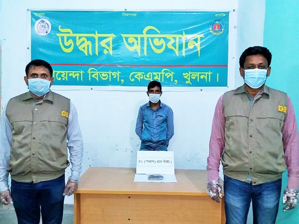 খুলনায় গাঁজাসহ ৩ মাদক ব্যবসায়ী গ্রেফতার