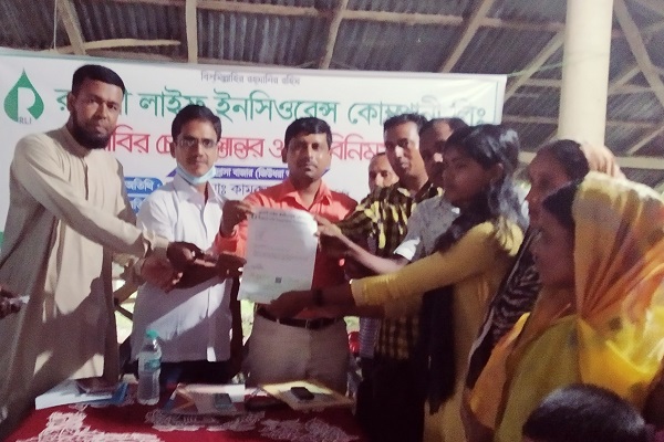 মোড়েলগঞ্জে মৃত্যু দাবির চেক হস্তান্তর করল রূপালী লাইফ ইন্স্যুরেন্স