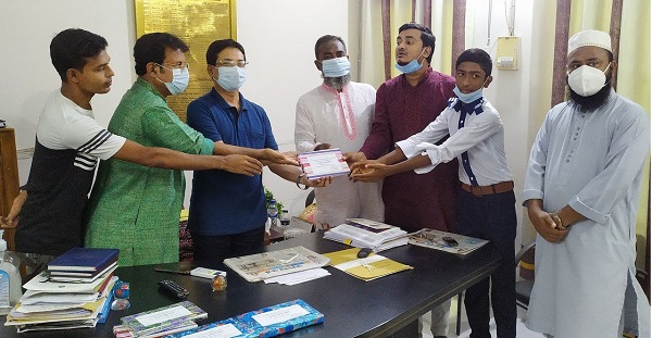 চিতলমারীতে বঙ্গবন্ধুকে নিয়ে লেখা রচনা বিজয়ীদের পুরস্কার প্রদান