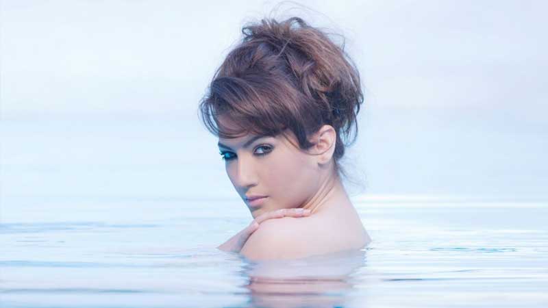 অশ্লীল পোশাকে পুরুষদের মানসিকতা ‘বিকৃত’ করার চেষ্টা নায়িকার!