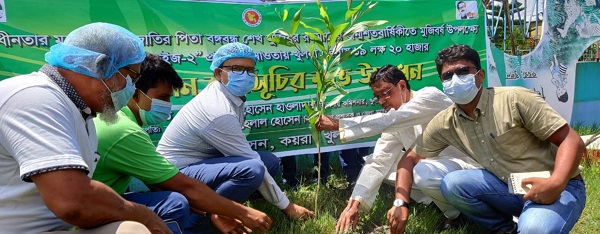 কয়রায় গাছের চারা রোপানের মাধ্যমে বৃক্ষরোপন কার্যক্রমের উদ্বোধন