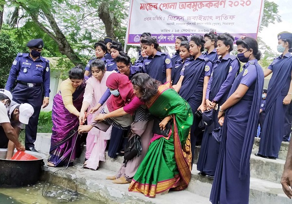 পিরোজপুরে পুনাক’র উদ্যোগে পুলিশ লাইন্সের পুকুরে মাছের পোনা অবমুক্তকরণ