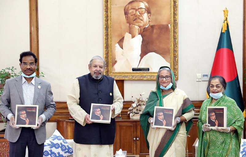 বঙ্গবন্ধুকে নিয়ে লেখা বইয়ের মোড়ক উন্মোচন করলেন প্রধানমন্ত্রী