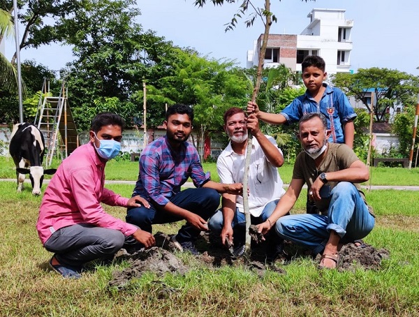 নিরালা পার্কে নিম গাছ রোপণ করেন গ্লোবাল খুলনার আহবায়ক