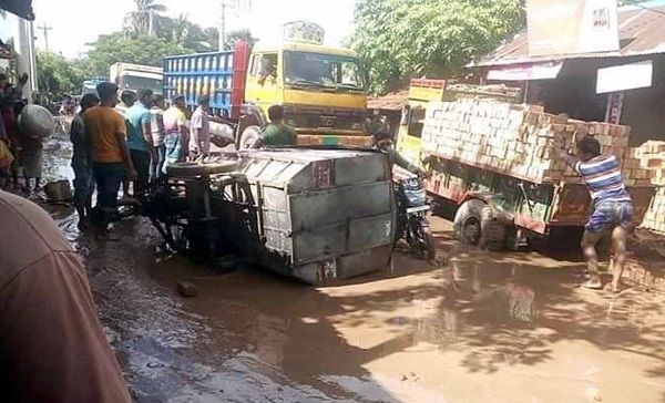পাইকগাছা প্রধান সড়ক মামুদকাটি কাশিমনগর ৪ কিলোমিটার সড়কের জনদুর্ভোগ চরমে