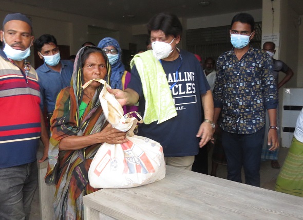 শেখ হেলাল উদ্দিনেরমাতার সুস্থ্যতায় : মোড়েলগঞ্জ পৌরসভায় প্রতিবন্ধী  দুস্থ্যদের মাঝে চাল বিতরণ
