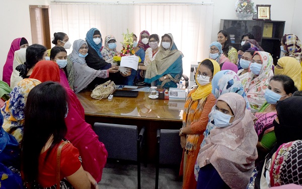 খুবি’র নতুন প্রো-ভিসিকে বিশ্ববিদ্যায়ের সকল নারী কর্মকর্তা ও কর্মচারী ফুলেল শুভেচ্ছা