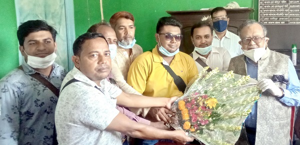 এমপি রুহুল হক’র সাথে দেবহাটা প্রেসক্লাব নেতৃবৃন্দের শুভেচ্ছা বিনিময়
