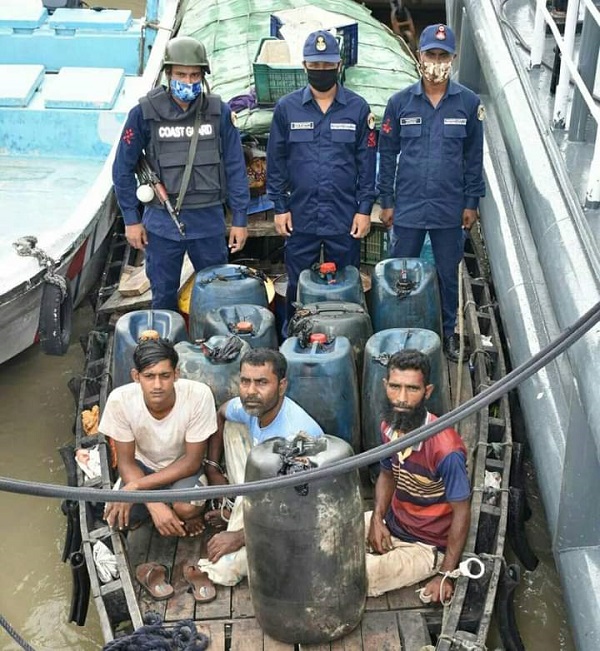 মোংলা বন্দরে বিদেশী জাহাজ থেকে ডিজেল পাচারকালে তিন চোরকারবারী আটক