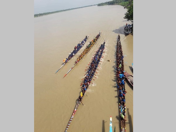 মাগুরার গড়াই নদীতে  ঐতিহ্যবাহী নৌকা বাইচ অনুষ্ঠিত