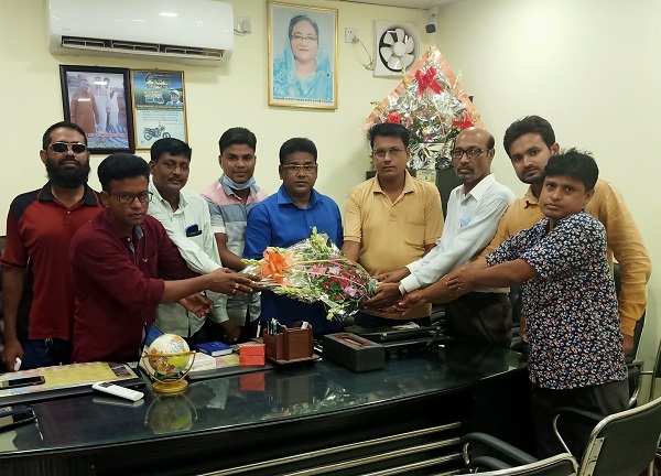 খুলনা জেলা পরিষদের নবনির্বাচিত সদস্য মিজানুর রহমান বাবুকে বটিয়াঘাটা প্রেসক্লাব নেতৃবৃন্দের ফুলেল শুভেচ্ছা