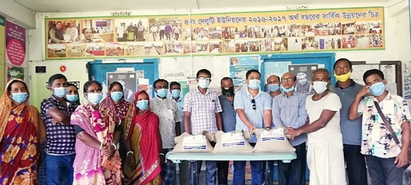 পাইকগাছায় দেলুটি ইউপিতে ২শত বানভাসি পরিবারের মধ্যে প্রধানমন্ত্রীর ত্রান সামগ্রী বিতরন
