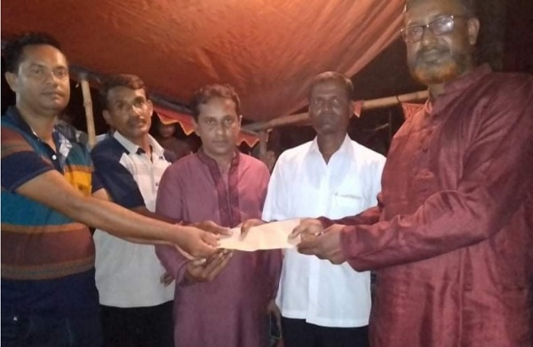 পাইকগাছায় আ’লীগ নেতা ইকরামুলের বিভিন্ন পূজা মন্ডপ পরিদর্শণ ও নগত অর্থ প্রদান