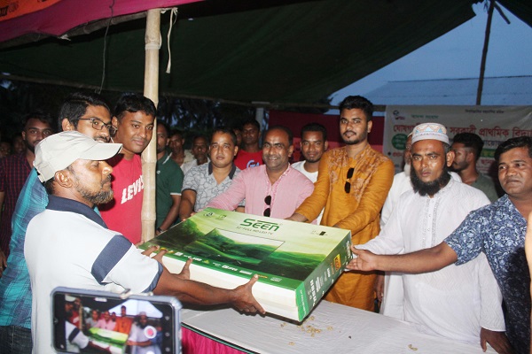 মোল্লাহাটে ৪ দলীয় ফুটবল টুর্ণামেন্ট অনুষ্ঠিত