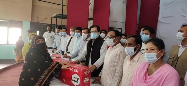 যশোরে অসচ্ছল নারীদের মধ্যে সেলাই মেশিন বিতরণ